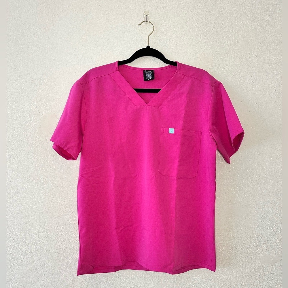 Garde-Malade Men’s Scrub Set in Raspberry. (William Joggers in M and Top in S)